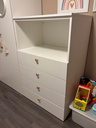 Cómoda blanca con tiradores de madera