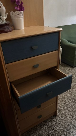 Cajonera de madera con cajones azules