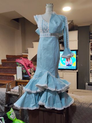 Traje de flamenca blanco y azul