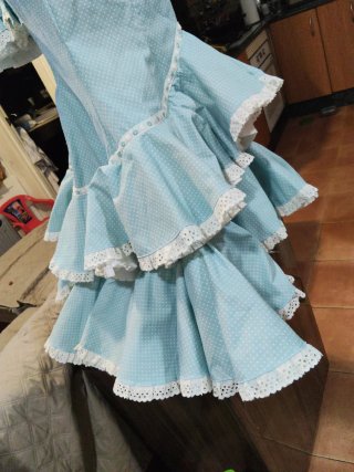 Traje de flamenca blanco y azul