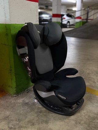 Silla infantil rosa y negra. Una 25€, las dos 45€.