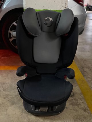 Silla infantil rosa y negra. Una 25€, las dos 45€.