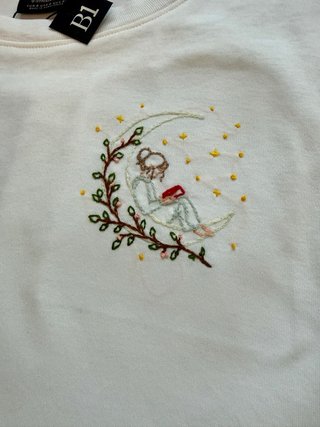 Camiseta Stradivarius bordada a mano