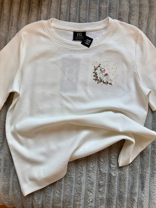 Camiseta Stradivarius bordada a mano