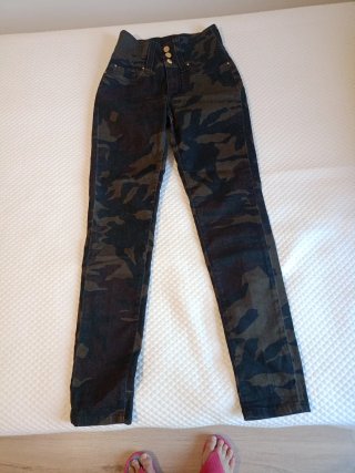 Pantalón pitillo camuflaje