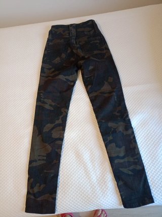 Pantalón pitillo camuflaje