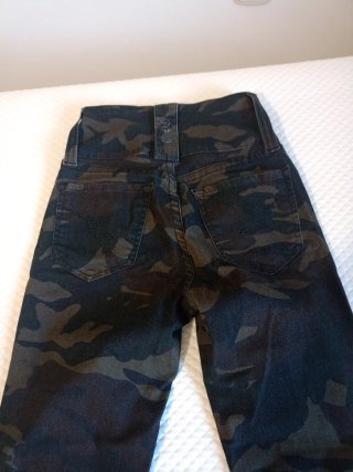 Pantalón pitillo camuflaje