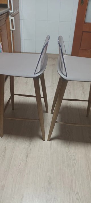 Dos taburetes como nuevos