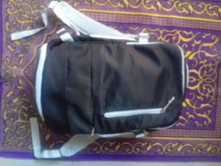 Mochila de viaje negra y gris