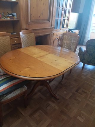 Mesa redonda y 4 sillas de madera