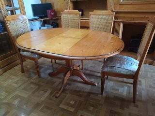 Mesa redonda y 4 sillas de madera