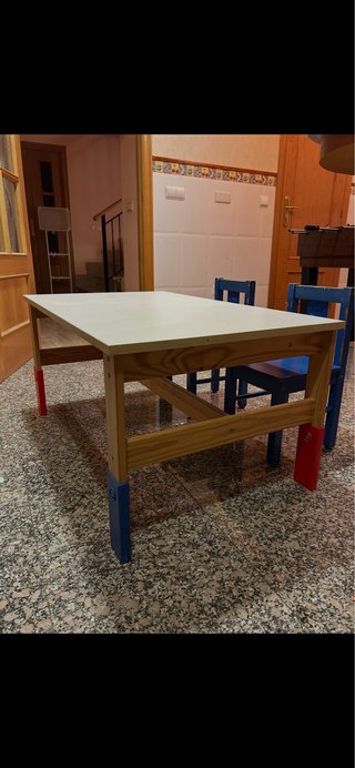 Mesa infantil de madera y sillas azules