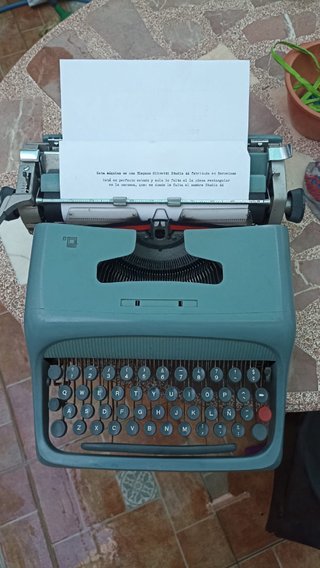 Máquina de escribir Hispano Olivetti Studio 44
