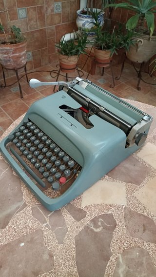 Máquina de escribir Hispano Olivetti Studio 44