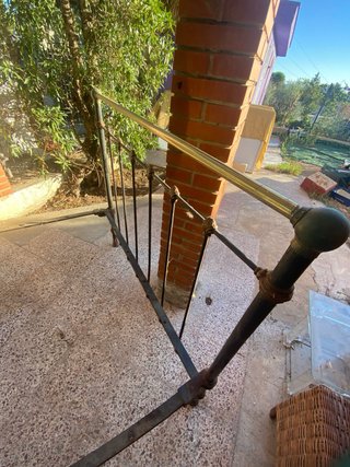 Cama antigua de hierro forjado