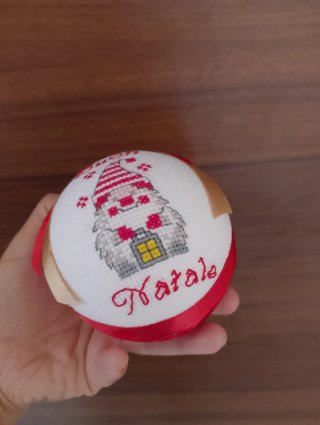Pallina Natale gnomo ricamata Buon Natale