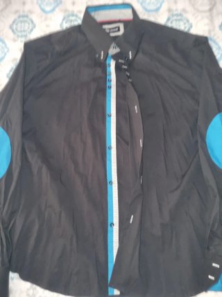 Camisa de hombre negra con detalles turquesa