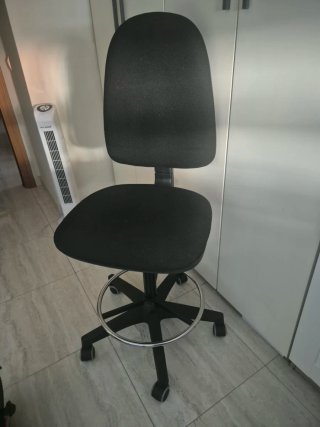 Taburete ergonómico para mesa alta