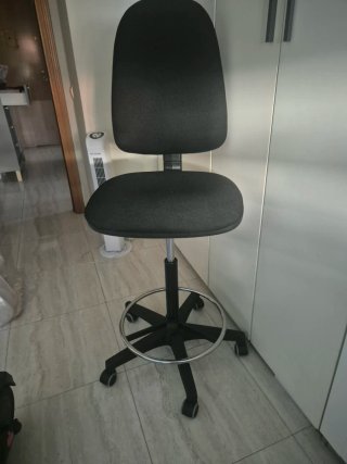 Taburete ergonómico para mesa alta