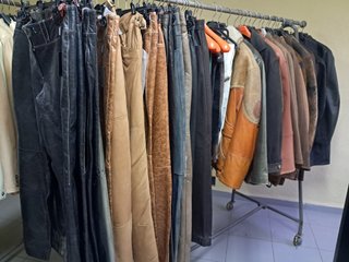 LOTE CHAQUETAS, CAZADORAS, ABRIGOS, PANTALONES.