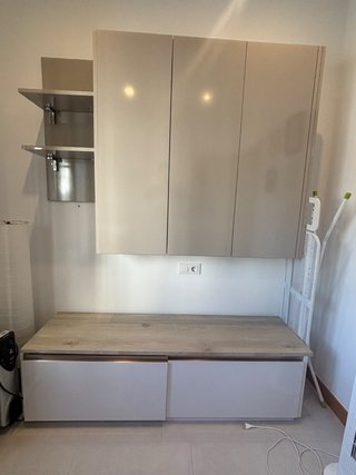 Mueble bajo con cajones y estantes
