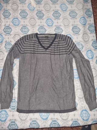 Jersey UP gris rayas cuello pico