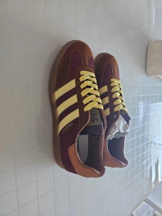 Zapatillas Adidas Marrones y Moradas