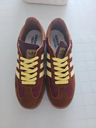 Zapatillas Adidas Marrones y Moradas