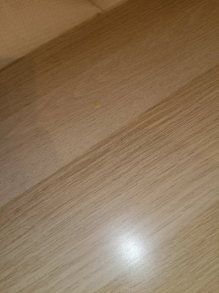 Mesa auxiliar de madera color beige