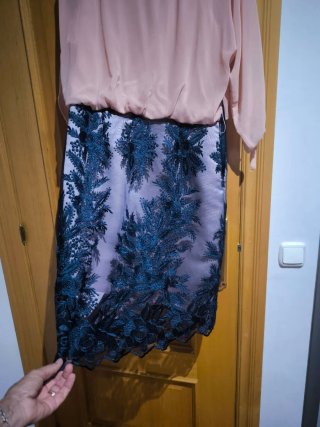 Vestido de fiesta con falda bordada