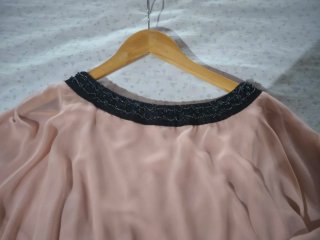 Vestido de fiesta con falda bordada