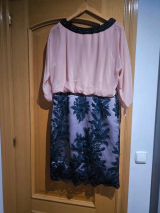 Vestido de fiesta con falda bordada