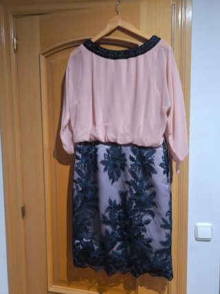 Vestido de fiesta con falda bordada