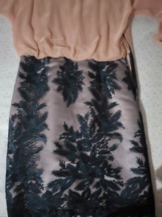 Vestido de fiesta con falda bordada
