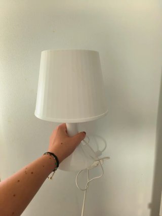 Lamparita de mesita de noche blanca