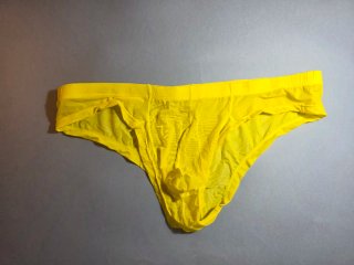 Slip hombre amarillo. Semitransparente.