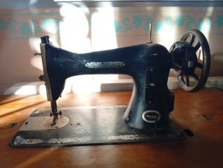Máquina de coser antigua de mesa