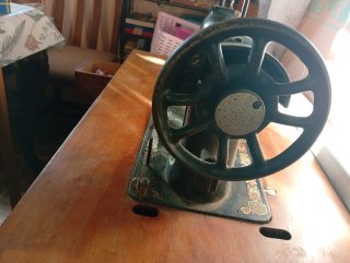 Máquina de coser antigua de mesa
