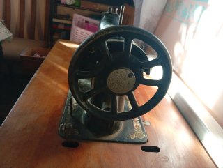 Máquina de coser antigua de mesa