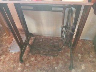Máquina de coser antigua de mesa