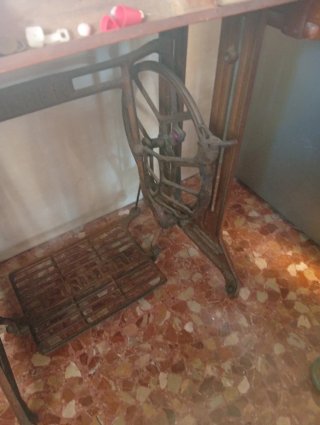 Máquina de coser antigua de mesa
