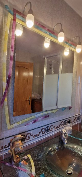 Lavabo y espejo de cristal y madera