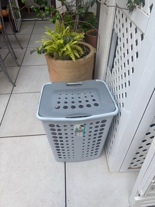 Cesto de ropa gris