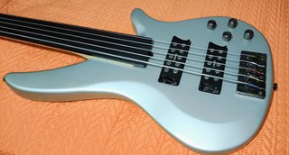 Bajo Yamaha Fretless 5 Cuerdas