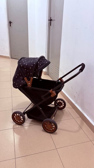 Cochecito de muñecas con estampado floral