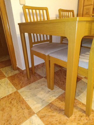 Mesa de comedor y 4 sillas de madera Ekedalen.