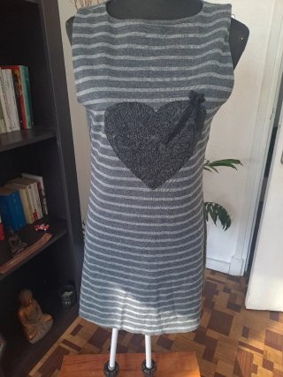Vestido de punto gris con corazón