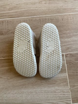 Sandalias Zapato Feroz doradas talla 31