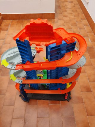 Circuito Hot Wheels Garage con Dinosaurio