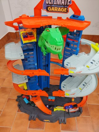 Circuito Hot Wheels Garage con Dinosaurio